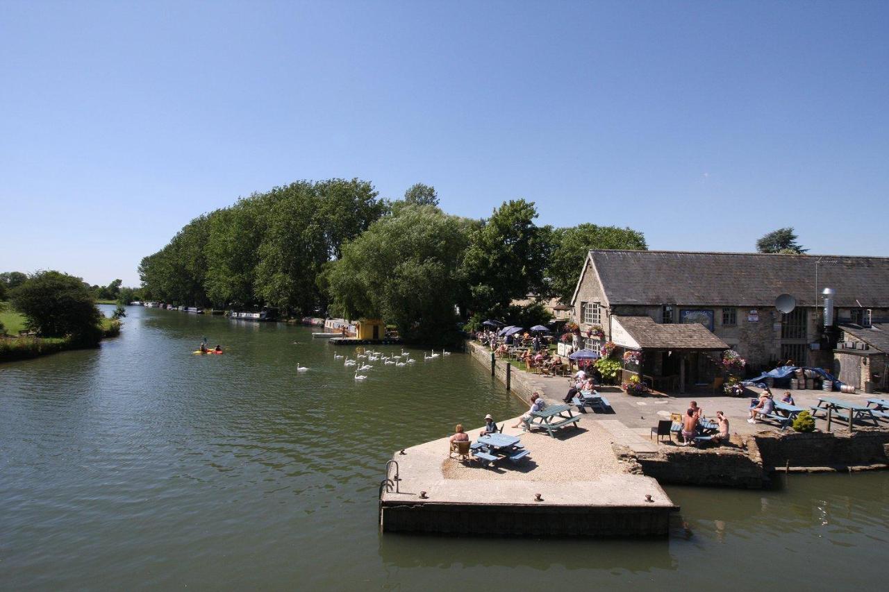 The Riverside Lechlade Esterno foto