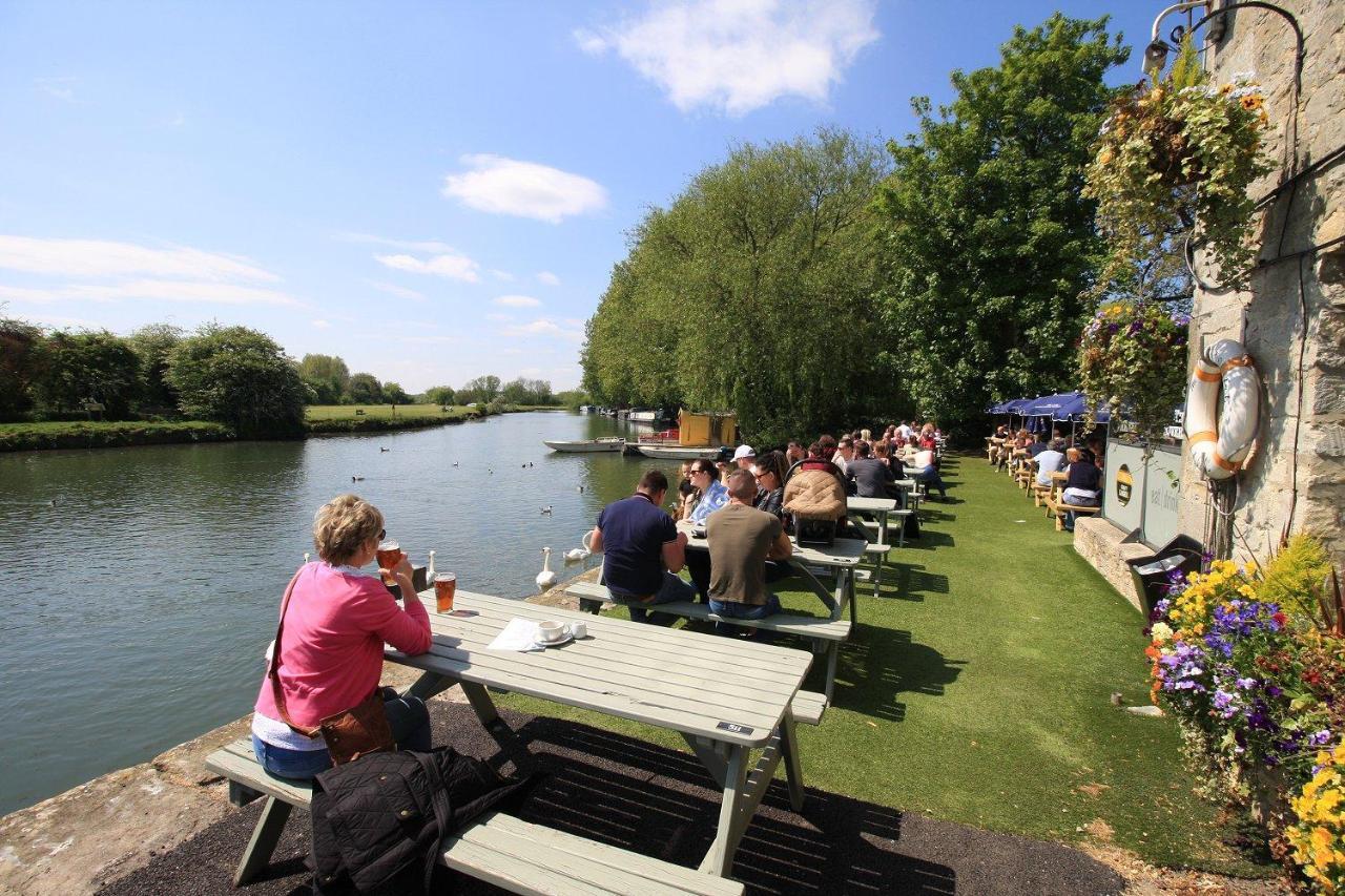 The Riverside Lechlade Esterno foto