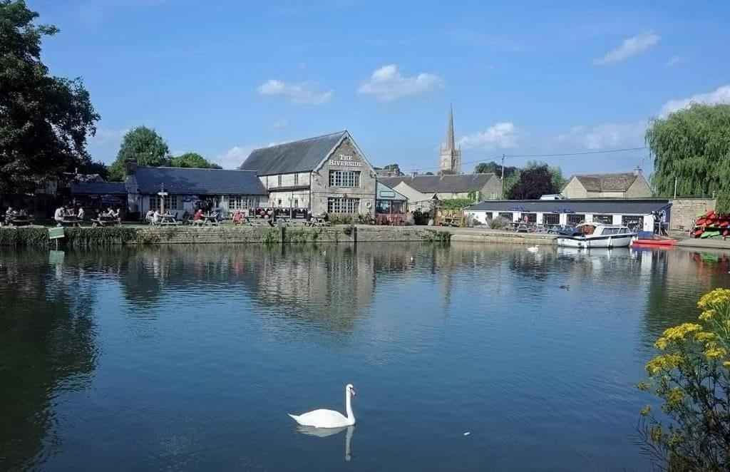 The Riverside Lechlade Esterno foto