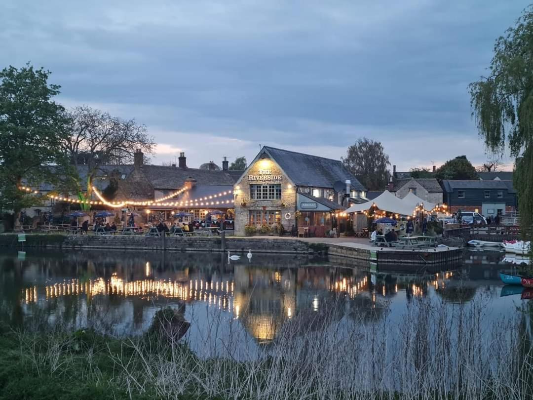 The Riverside Lechlade Esterno foto