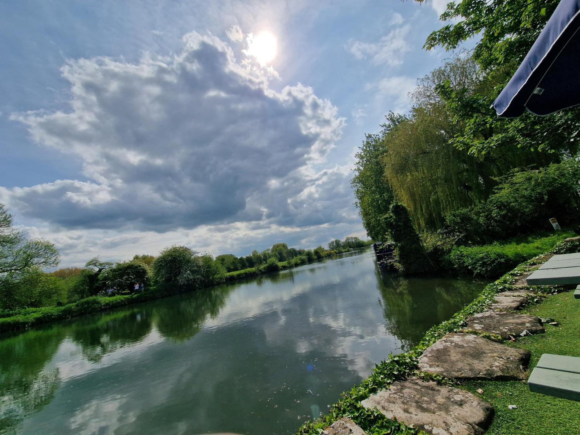 The Riverside Lechlade Esterno foto