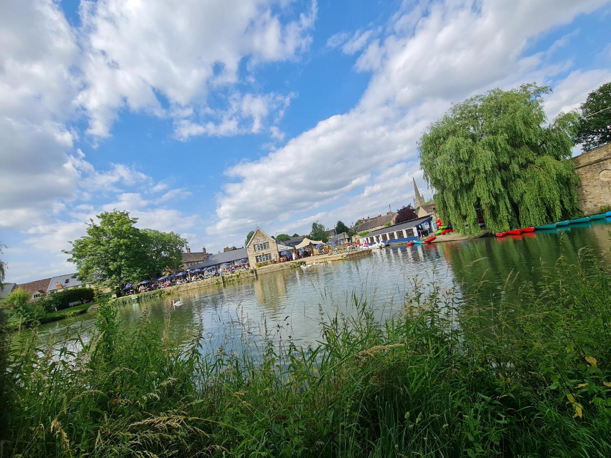 The Riverside Lechlade Esterno foto