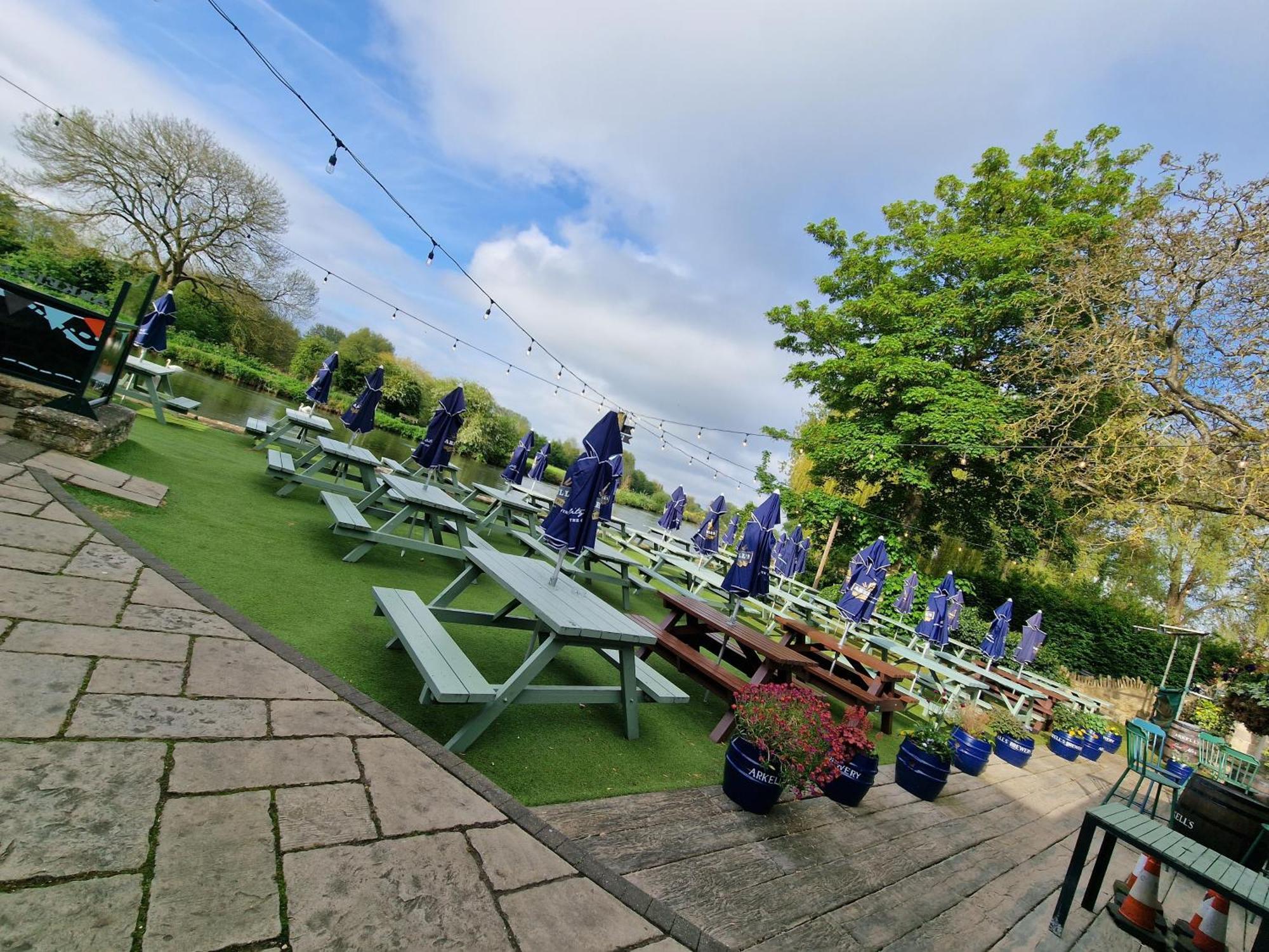 The Riverside Lechlade Esterno foto